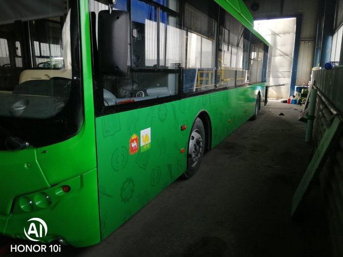 Оклейка челябинских автобусов зеленой пленкой 